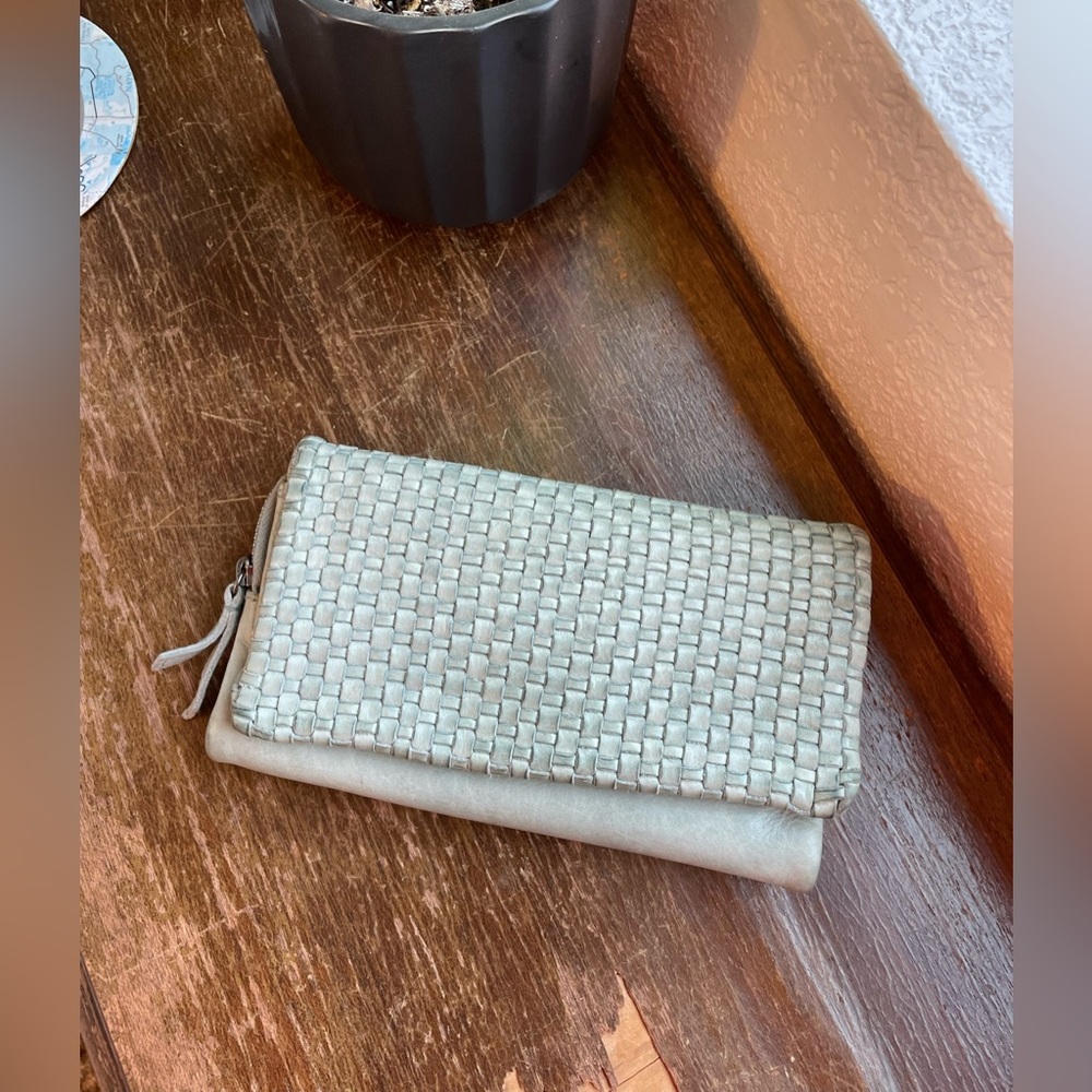 Compact Green Wallet for Everyday Use